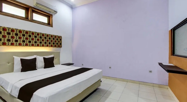 Standard Suite Hotel O Solo near RS JIH Solo formerly Azifa Inn