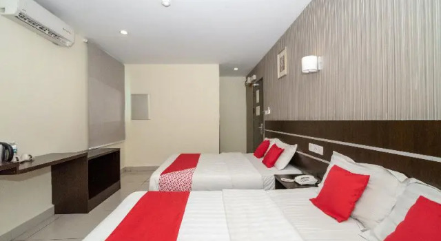 Четырёхместный люкс Hotel O Stay Inn