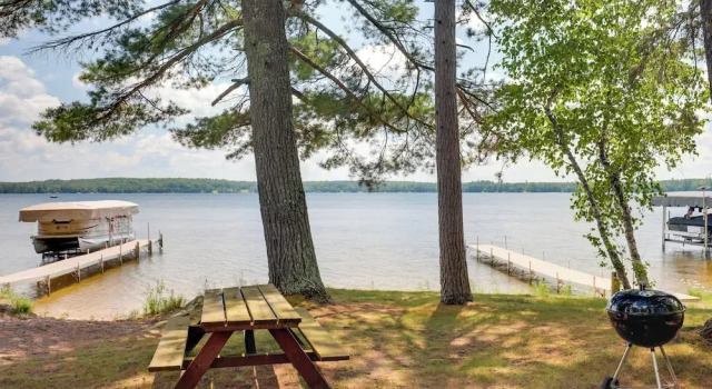 Коттедж Dock + Views: Wooded Cabin on South Twin Lake