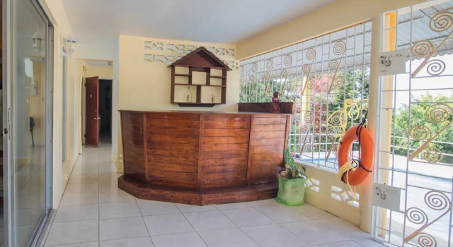 9 bed Villa Montego 10 Minute Walk to the Beach, Забронировать Вилла Отели Монтего-Бэй с парковкой, Парковка