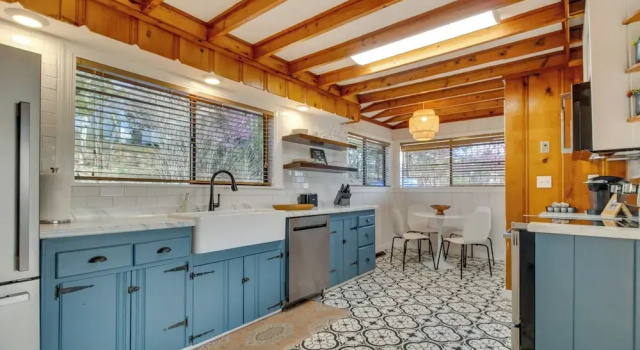 Коттедж с 3 комнатами Henderson Cabin w/ Deck & Scenic Lake Views!