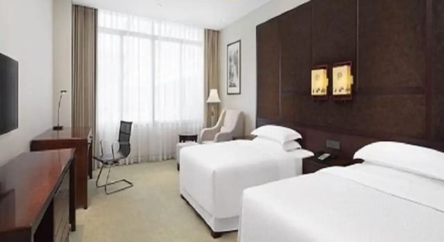 Четырёхместный номер Standard с балконом Four Points By Sheraton Danzhou
