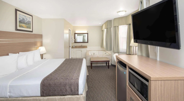 Двухместный люкс Travelodge by Wyndham Golden Sportsman Lodge