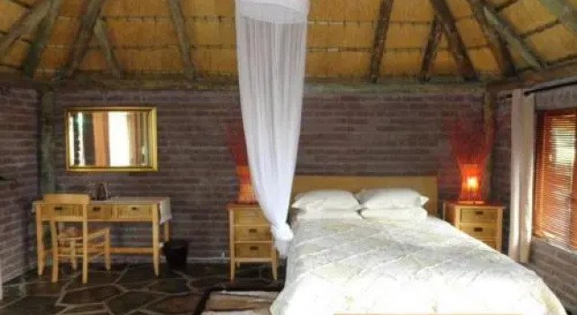 Terra Rouge Guestfarm & Sonstraal Farmhouse, Prenota Hotel Kalahari Desert Namibia