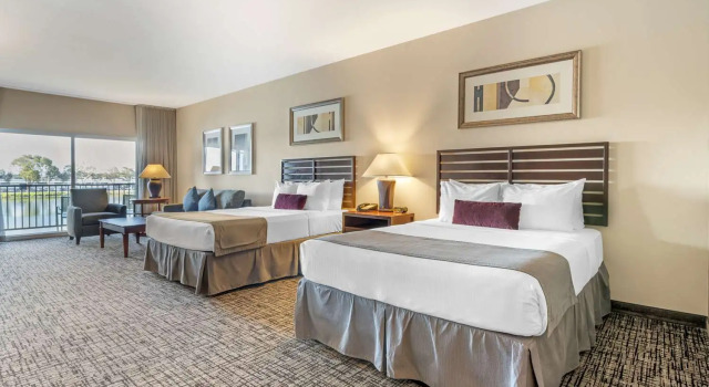 Четырёхместный номер Standard с балконом и с видом на воду Best Western Plus Bayside Hotel