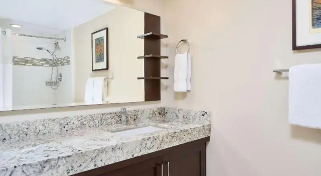 Номер Standard с 2 комнатами с балконом и с видом на океан Ilikai Hotel & Luxury Suites