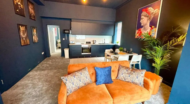 Апартаменты Stunning & Stylish 2 Bedroom Apartment! - 5 Minute Walk to the Best Beach! - Great Location - FREE Parking - Netflix - Fast WiFi - Smart TV - Newly decorated - sleeps up to 4! Close to Bournemouth & Poole Town Centre & Sandbanks