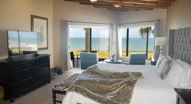 Вилла Stunning 3 Bedroom Beach Villa on Sandy Beach at Las Palmas Beachfront Resort V4 3 Villa by Redawning