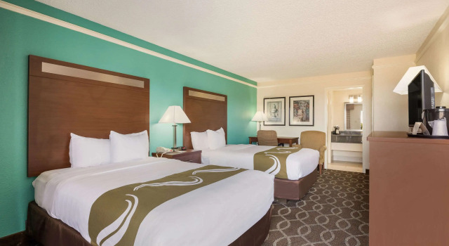 Четырёхместный номер Standard Quality Inn Tulsa Central