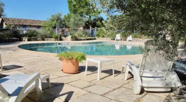 Location climatisée, piscine, animaux acceptés, jardin clôturé, parking, provence , wifi, Забронировать Отель Лорг Вар
