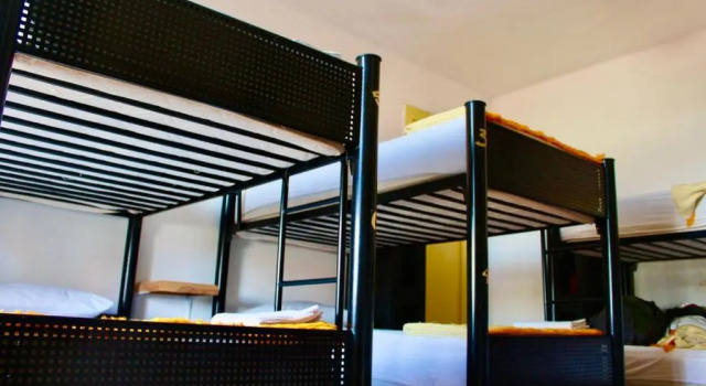 Кровать в общем номере Massiosare El Hostal