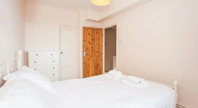 Bright 2 Bedroom Property With Balcony