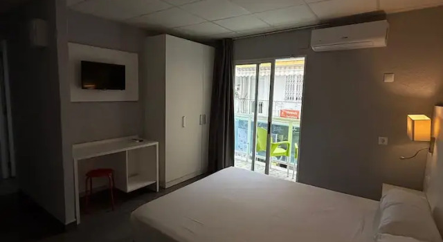 Hostal B y B Benidorm, Забронировать Хостел Отели Бенидорм с завтраком, рядом с Boca del Calvari Museum, Завтраки