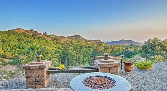 Коттедж Hot Tub + Balcony: Rainbow Retreat Near Wineries!