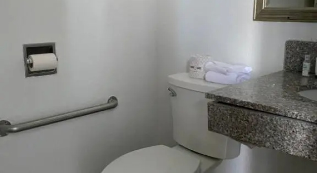 Четырёхместный номер Standard с видом на воду Travelodge by Wyndham Indianapolis Speedway