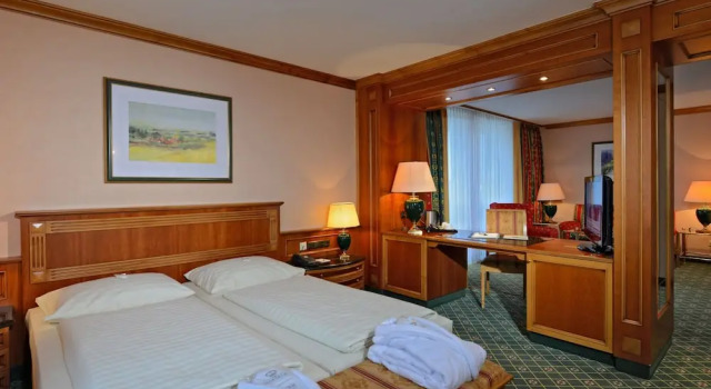 Двухместный полулюкс с балконом The Monarch Hotel