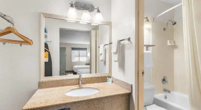 Четырёхместный номер Standard Quality Inn & Suites Lake Havasu City