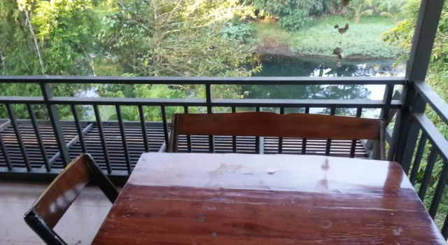 Четырёхместный номер Premium с балконом и с красивым видом из окна Kaengkrachan River Hut