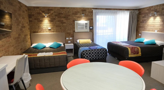 Пятиместный семейный номер Standard с балконом Sapphire Palms Motel