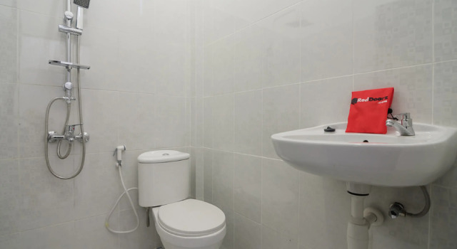 Номер Standard RedDoorz Syariah near Sultan Thaha Airport Jambi