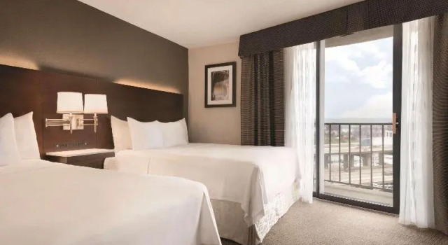 Номер Premium с балконом Radisson Hotel Cincinnati Riverfront