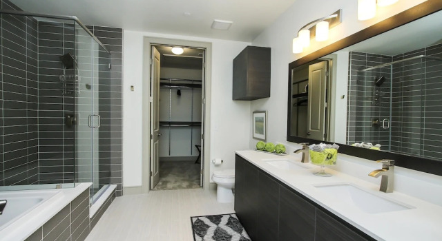 1BR Business Suite w/ Pool Near Downtown, Забронировать Апартаменты/квартира Хьюстон Texas Gulf Coast
