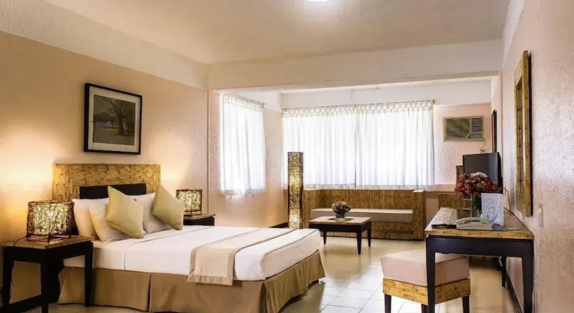Люкс Deluxe с балконом Matabungkay Beach Hotel