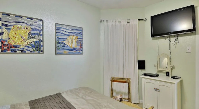 Hula Hut 1 Br condo by RedAwning