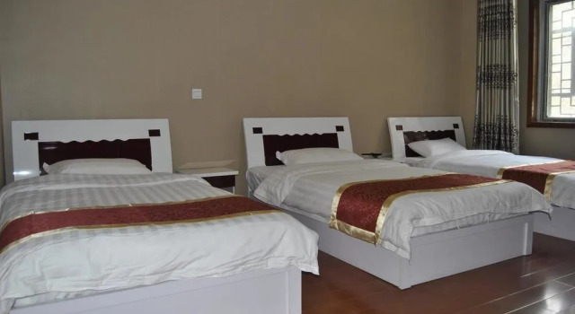 Lixian County Taoping Qiang Village Erma Inn, Book Hotel Hoteller i Fengyi med parkering, Parkering