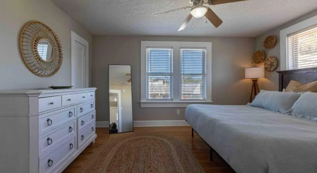 Highrise Bungalow - 2 blocks from Jax Beach!, Забронировать Отель Джексонвилл-Бич Jacksonville Coast, рядом с Huguenot Park