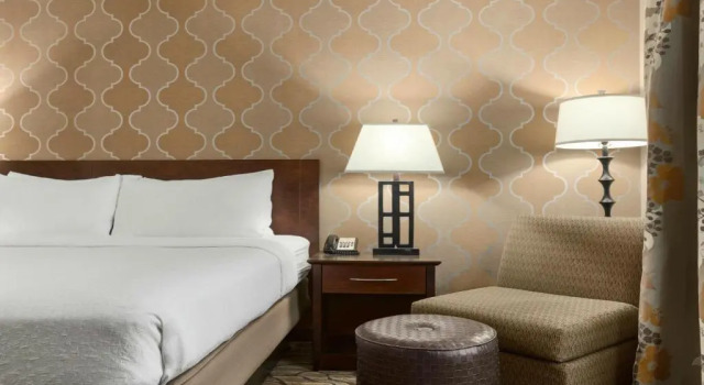Номер Deluxe Holiday Inn Hotel & Suites Gateway by IHG