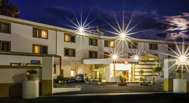 Кровать в общем номере Hotel ibis Evora