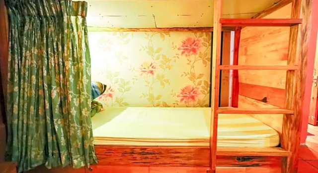 Кровать в общем номере Dalat Flower Hotel