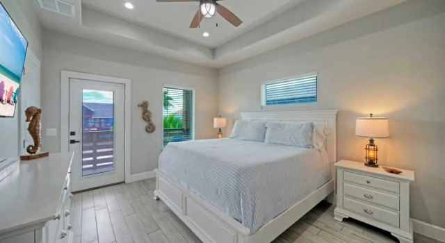 Bayfront Home w/ Pool, Game Room + Walk to Beach & Golf Cart Access Pelicans Perch by Avantstay, Book Feriehus Sommerhuse i Houston, Hytte