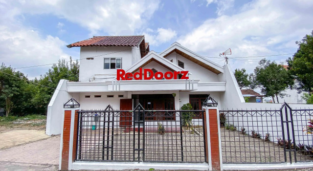 RedDoorz near Eco Green Park Batu, Book Hotel Hotels in Batu with Parking, near Batu Night Spectacular, Parking
