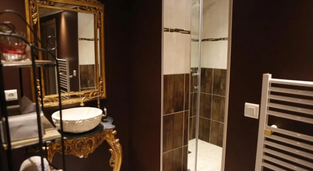Люкс с видом на бассейн Chambres dhôtes Le Repère des Anges et SPA