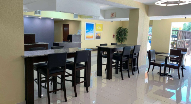 Номер Standard Days Inn & Suites by Wyndham Tampa/Raymond James Stadium