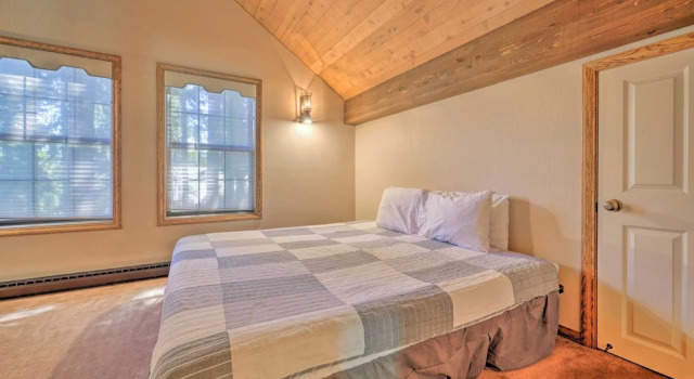 Коттедж Wraparound Deck & Pool Access: Truckee Cabin