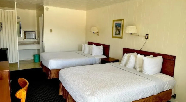 Четырёхместный номер Standard North Winds Motel