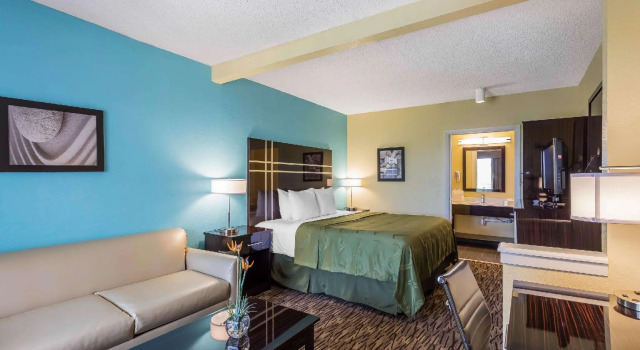 Люкс Boca Suites Deerfield Beach; SureStay Collection by BW