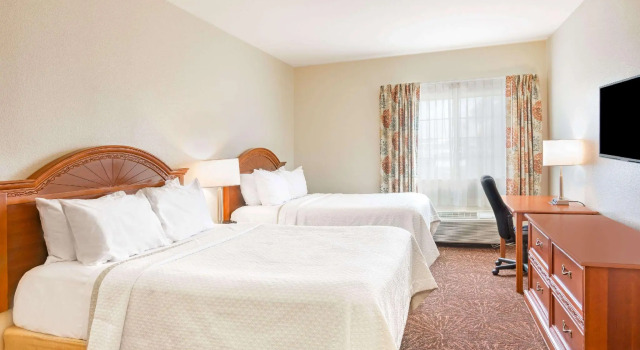 Четырёхместный номер Standard Days Inn & Suites by Wyndham Tucson/Marana