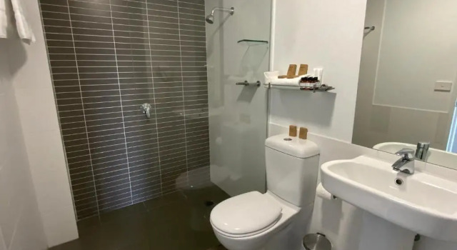 Апартаменты с видом на бассейн Honeysuckle Executive Apartments