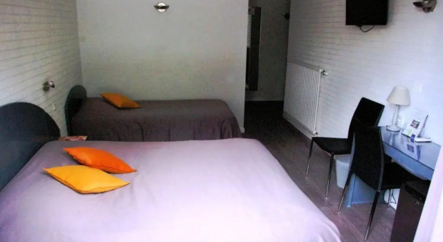 Трёхместный номер Standard Logis Hôtels - Le Pont Bernet - Hotel 2 étoiles et restaurant