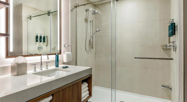 Четырёхместный номер Standard DoubleTree by Hilton Hotel Burlington Vermont