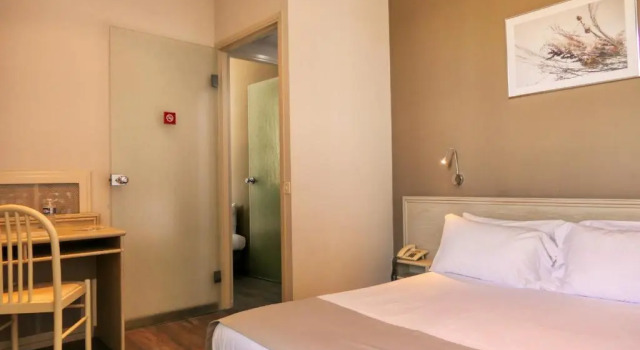 Camera quadrupla Standard CitHotel Le Louvre Orange