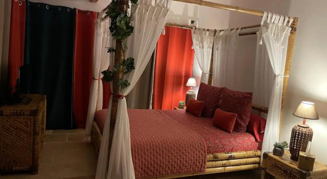 Mas de la Butte Blanche, Rezerwuj Bed and Breakfast Hotele w Orgon z basenem, Basen