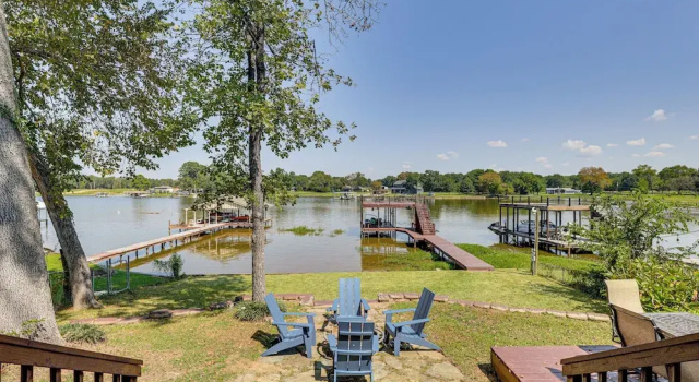 Коттедж Lakefront Escape w/ Game Room & Dock in Mabank!