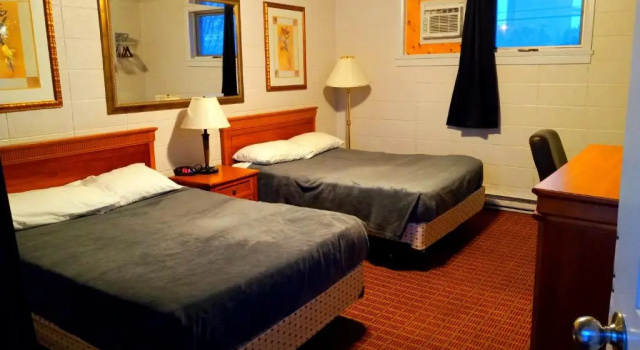 Четырёхместный номер Standard Chalet Inn Motel
