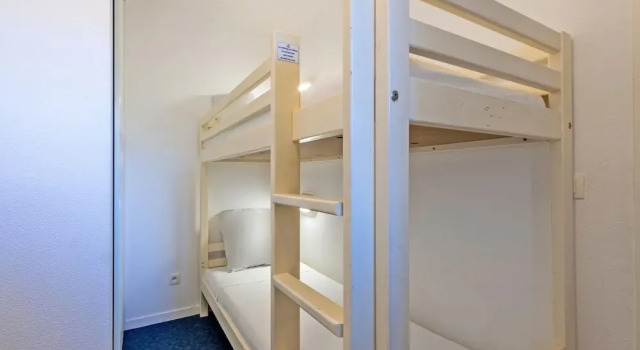 Apartment in France With Balcony & Parking, Забронировать Апартаменты/квартира Отели Плугонвелен с парковкой, Парковка