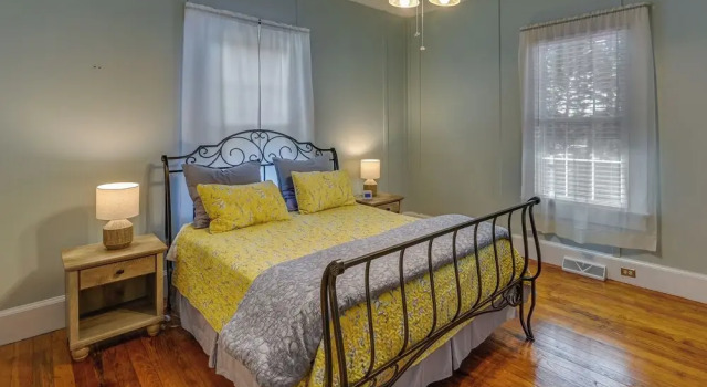 Коттедж с 3 комнатами Quaint Anderson Home w/ Sunroom, Walk To Downtown!